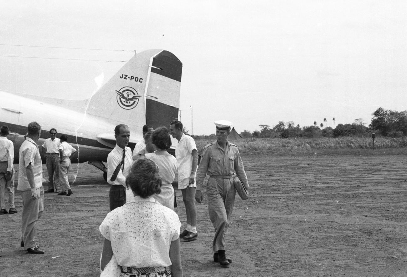BD/133/1020 - 
Passagiers bij een Kroonduif-vliegtuig
