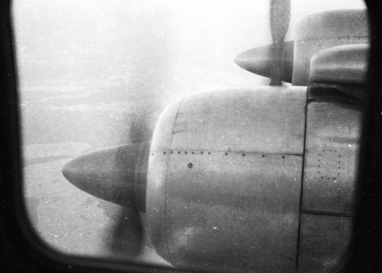 BD/133/1069 - 
Vliegtuigmotoren gezien door vliegtuigraam
