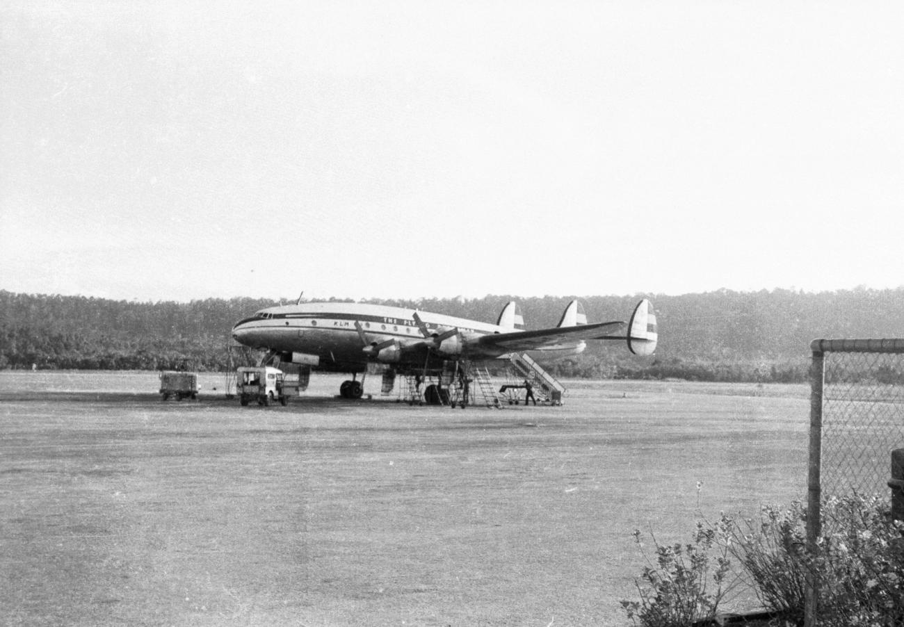 BD/133/1072 - 
KLM vliegtuig op landingsbaan in Papoea
