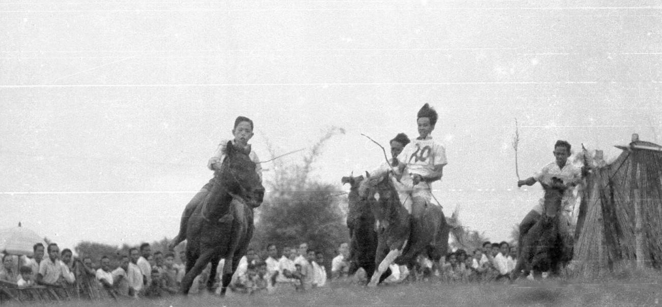 BD/133/110 - 
Paardrijwedstrijd te Merauke ter ere van Koninginnedag
