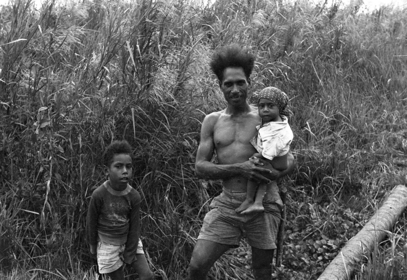 BD/133/1129 - 
Portret van een Papoea-man met twee kinderen
