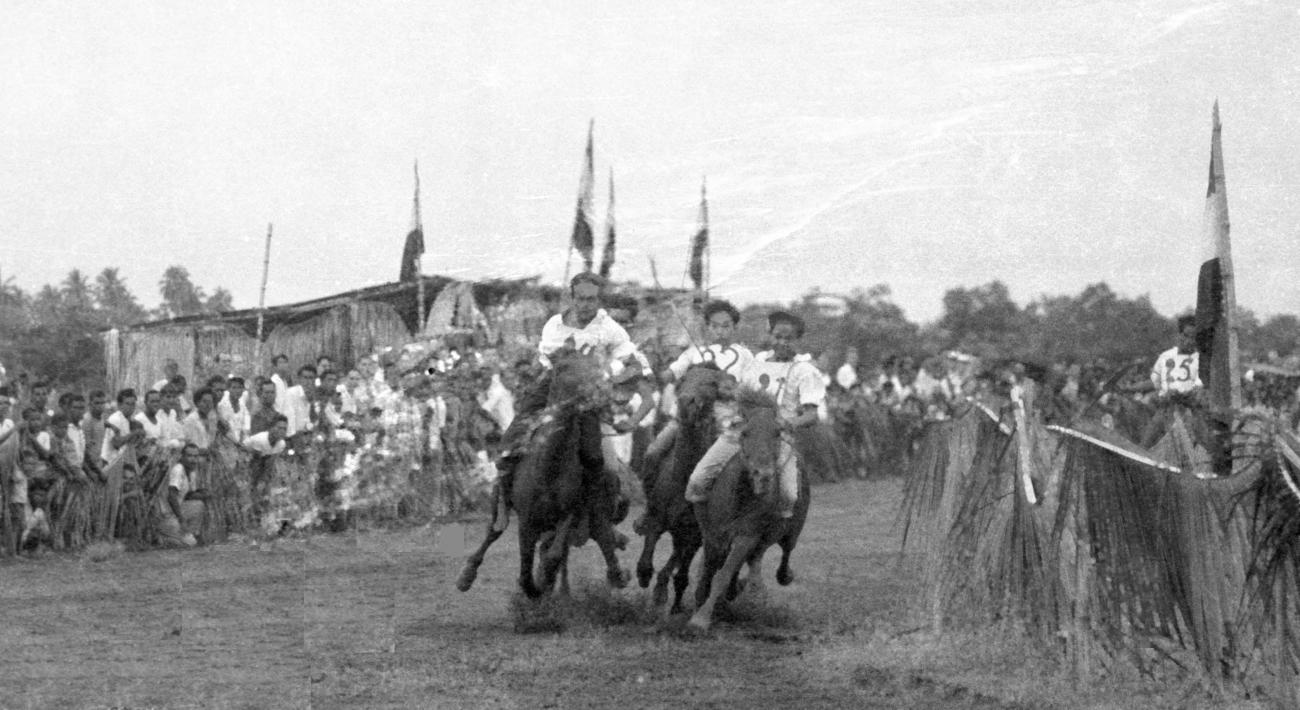 BD/133/112 - 
Paardrijwedstrijd te Merauke ter ere van Koninginnedag
