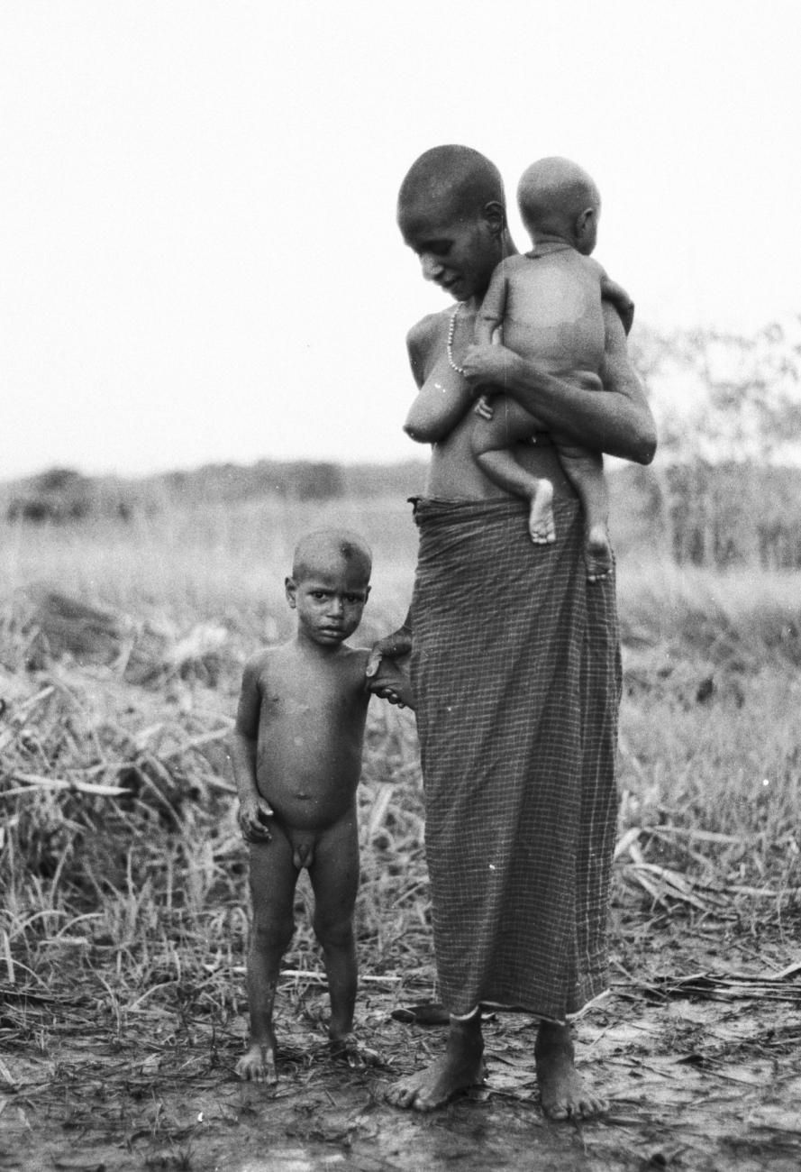 BD/133/1151 - 
Papoea-vrouw (omslagdoek/rok om onderlichaam) met kinderen
