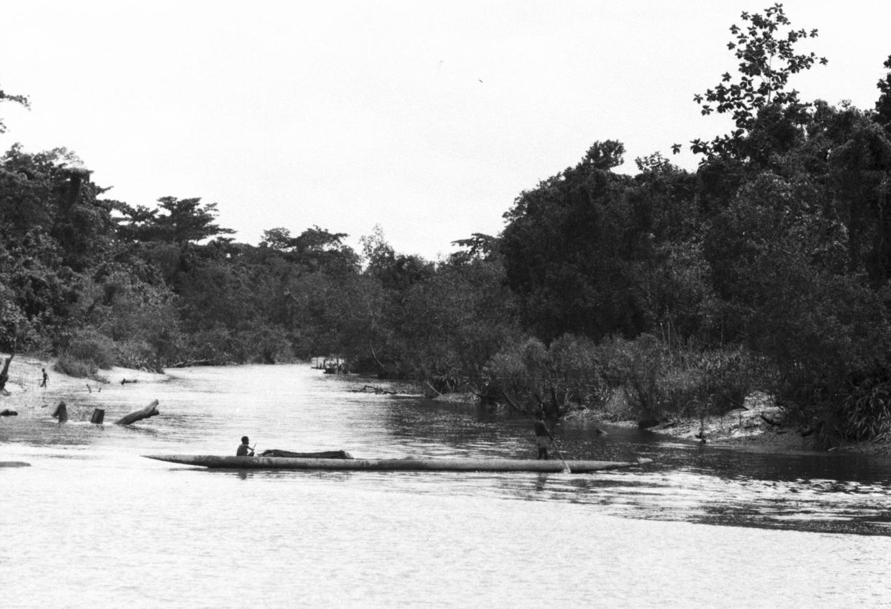BD/133/1152 - 
Prauw met Papoea&#039;s in de rivier
