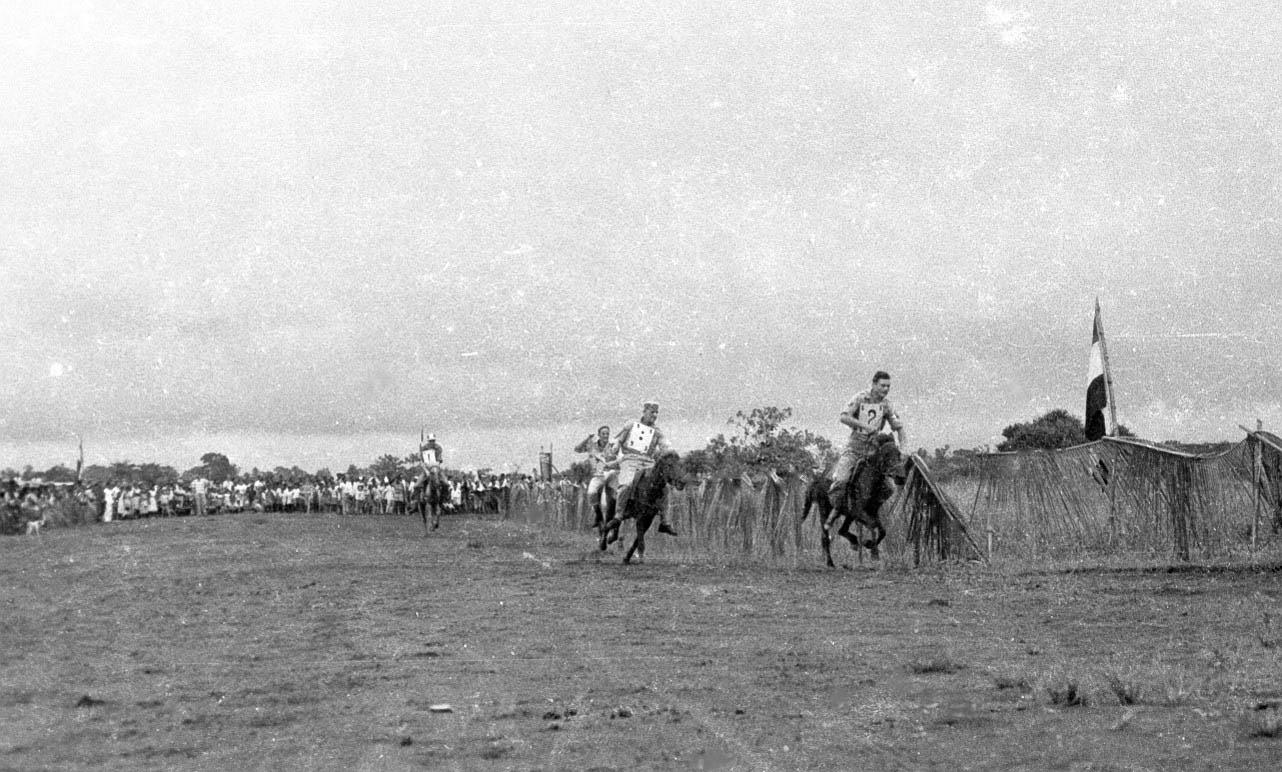 BD/133/115 - 
Paardrijwedstrijd te Merauke ter ere van Koninginnedag
