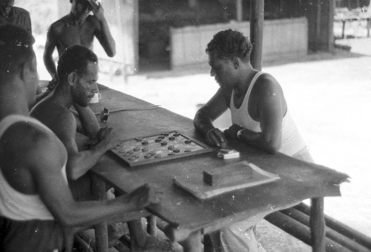 BD/133/1161 - 
Papoea&#039;s (Asmat) bezig met een damspel
