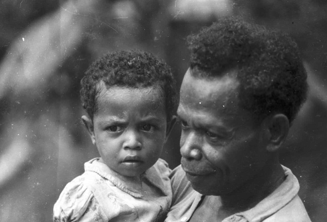 BD/133/1188 - 
Portret van een Papoea-man met kind
