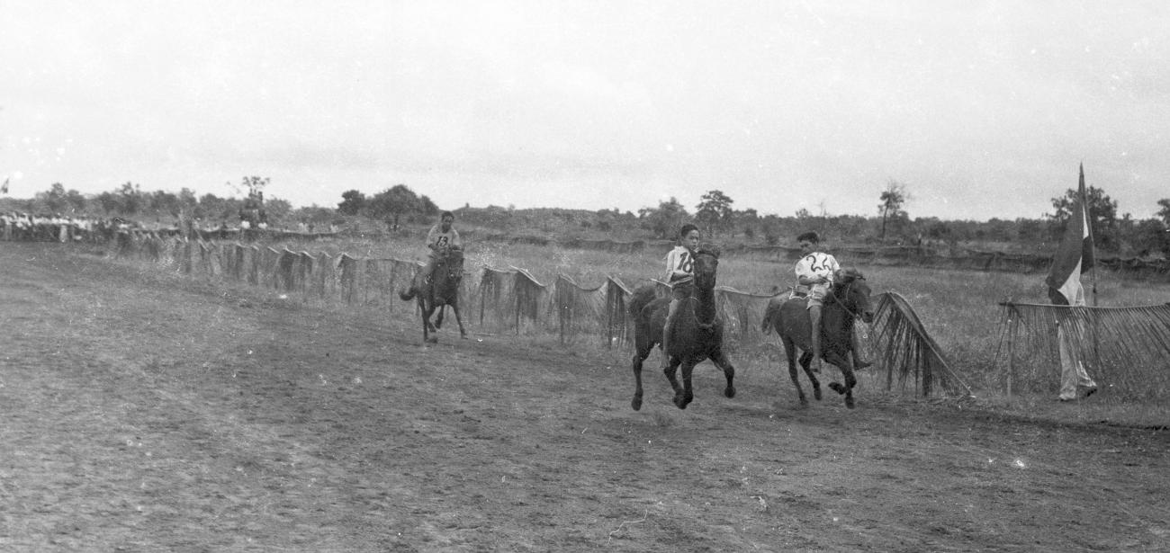 BD/133/134 - 
Paardrijwedstrijd te Merauke ter ere van Koninginnedag
