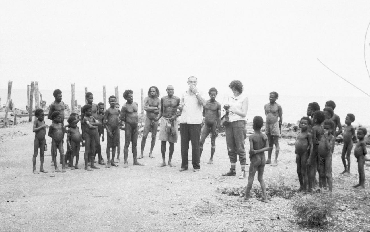 BD/133/157 - 
Op bezoek bij de oorspronkelijke Papua bewoners
