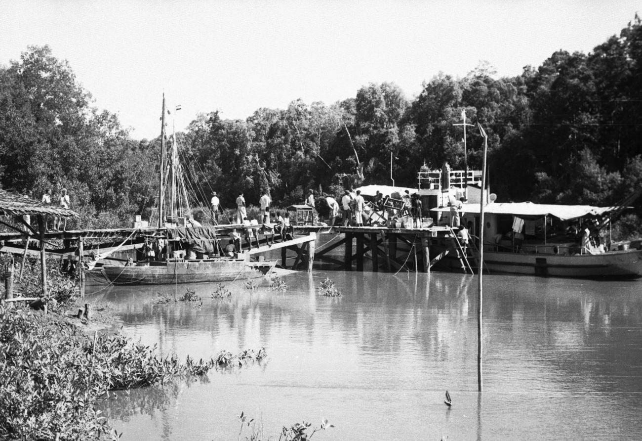 BD/133/187 - 
Bedrijvigheid bij de boten aan de aanlegsteiger
