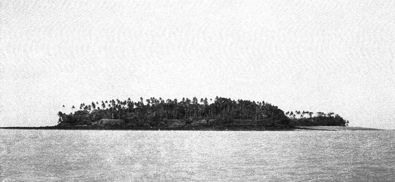 BD/133/210 - 
Landschapsfoto van een eiland
