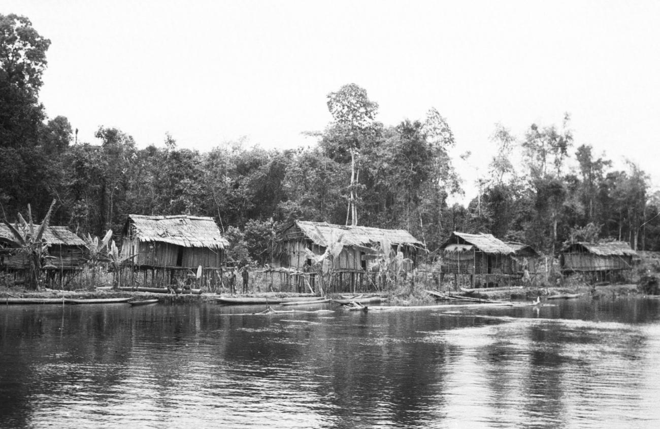 BD/133/231 - 
Nederzetting aan de rivier
