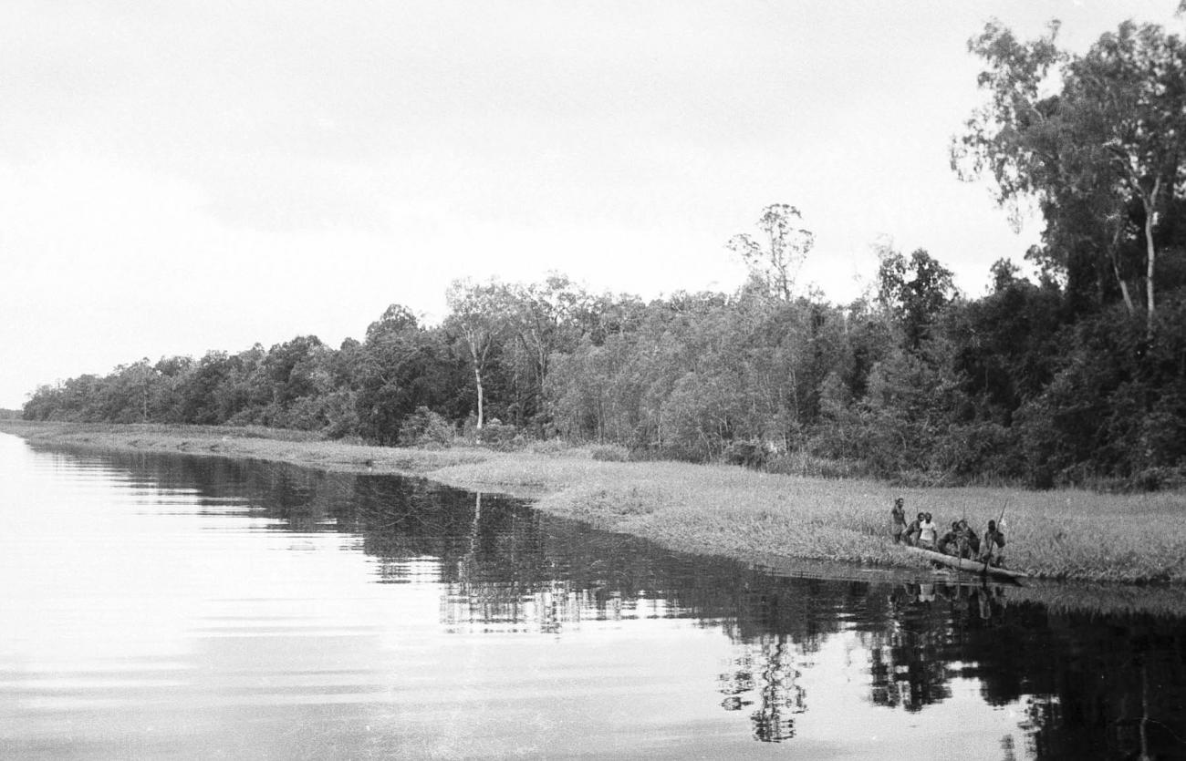 BD/133/255 - 
Papoea&#039;s in een bootje tussen het riet op de rivier
