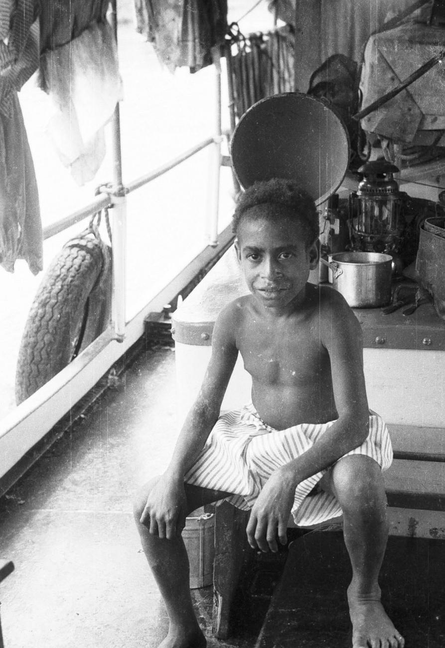 BD/133/261 - 
Portret van een Papoea jongen aan boord

