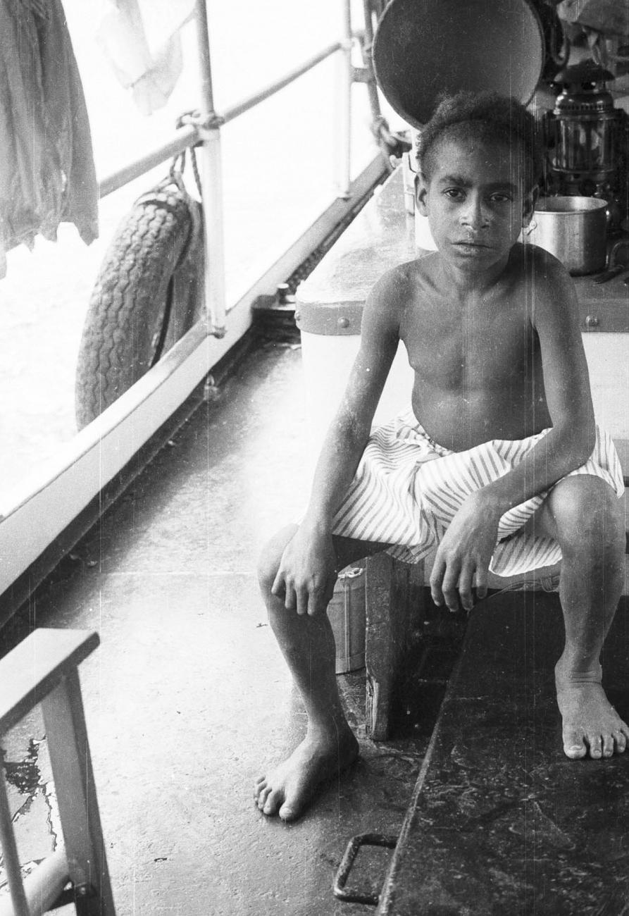 BD/133/262 - 
Portret van een Papoea jongen aan boord
