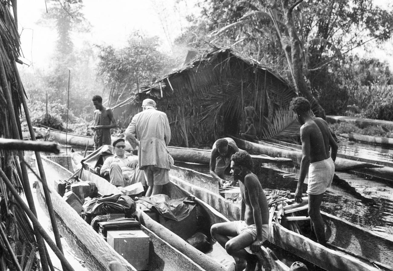 BD/133/301 - 
Tocht Merauke-Kepi-Cook: Papoea&#039;s en westerlingen bij prauwen
