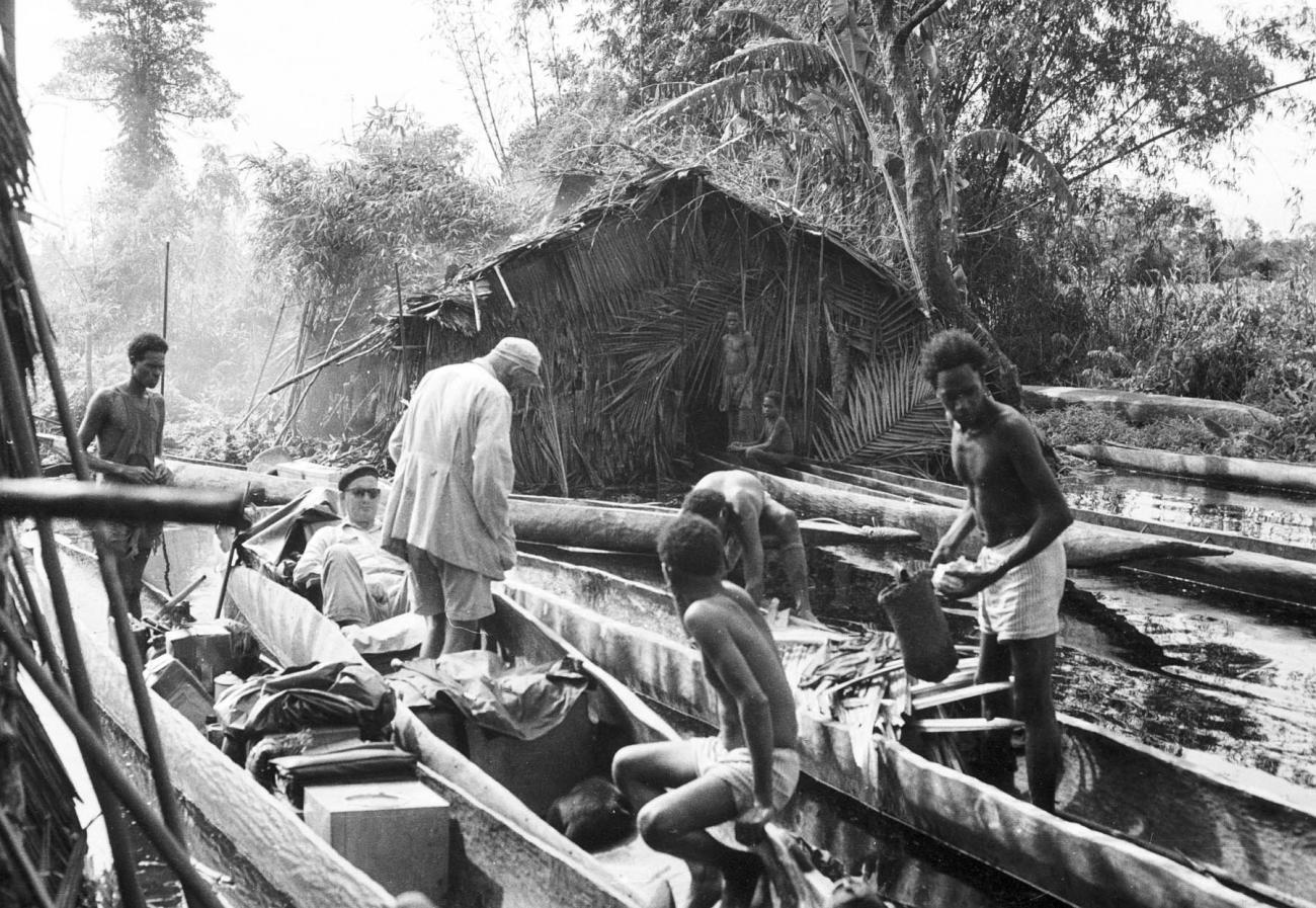 BD/133/302 - 
Tocht Merauke-Kepi-Cook: Papoea&#039;s en westerlingen bij prauwen
