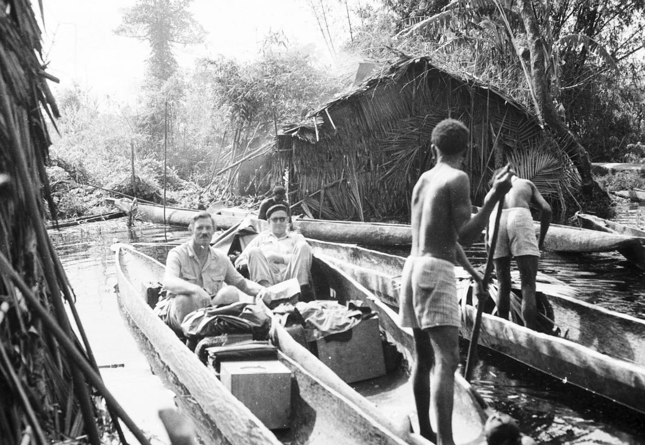 BD/133/303 - 
Tocht Merauke-Kepi-Cook: Papoea&#039;s en westerlingen bij prauwen
