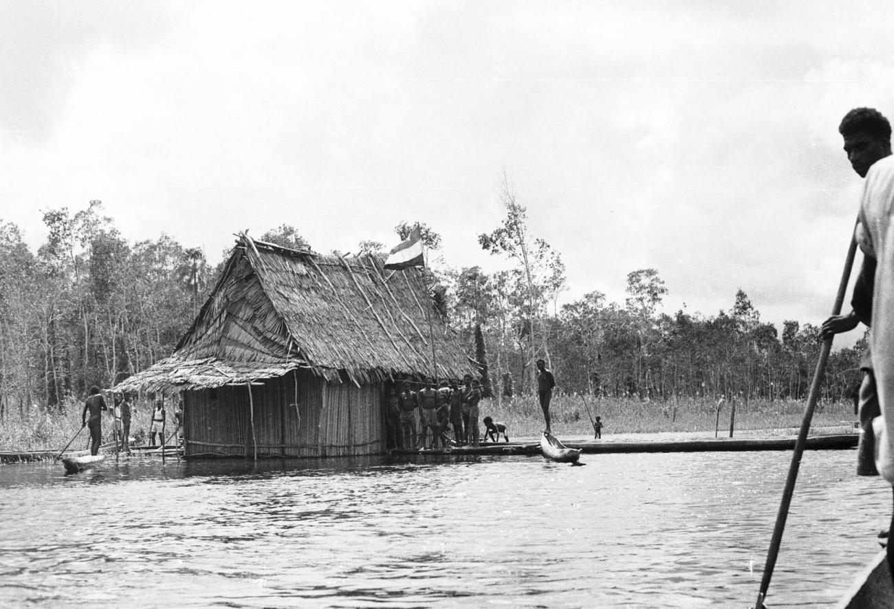 BD/133/314 - 
Tocht Merauke-Kepi-Cook: Hut aan het water
