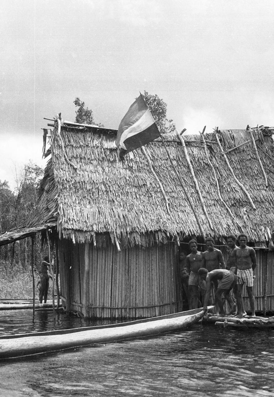 BD/133/315 - 
Tocht Merauke-Kepi-Cook: Hut aan het water
