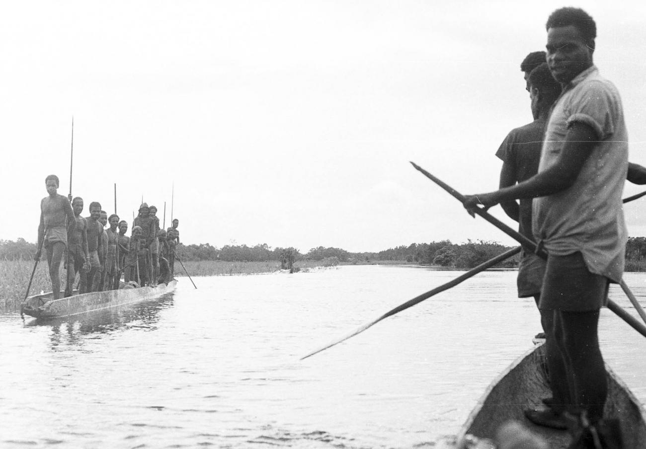 BD/133/317 - 
Tocht Merauke-Kepi-Cook: Papoea&#039;s in prauwen op het water
