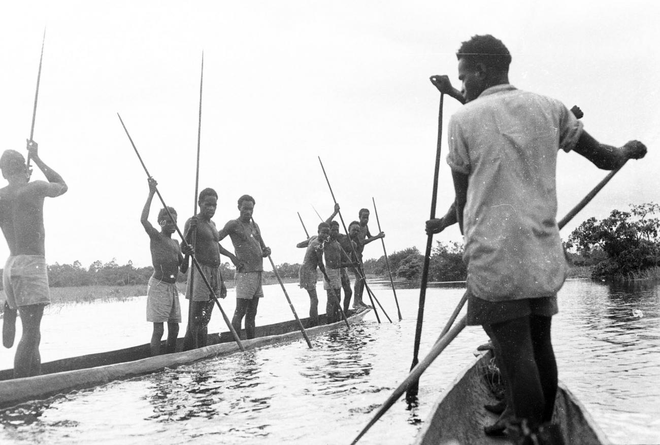 BD/133/318 - 
Tocht Merauke-Kepi-Cook: Papoea&#039;s in prauwen op het water

