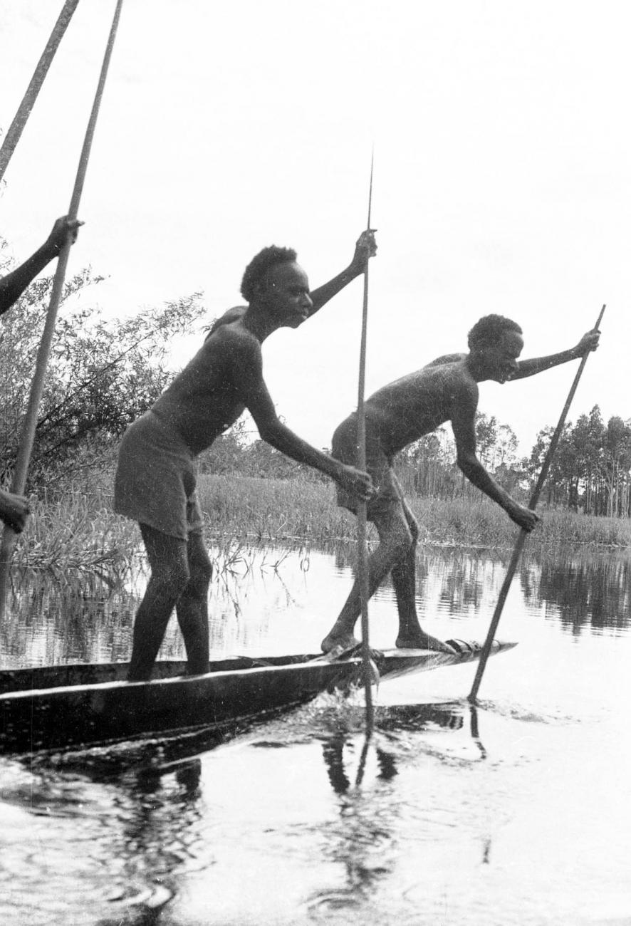 BD/133/319 - 
Tocht Merauke-Kepi-Cook: Papoea&#039;s in prauwen op het water

