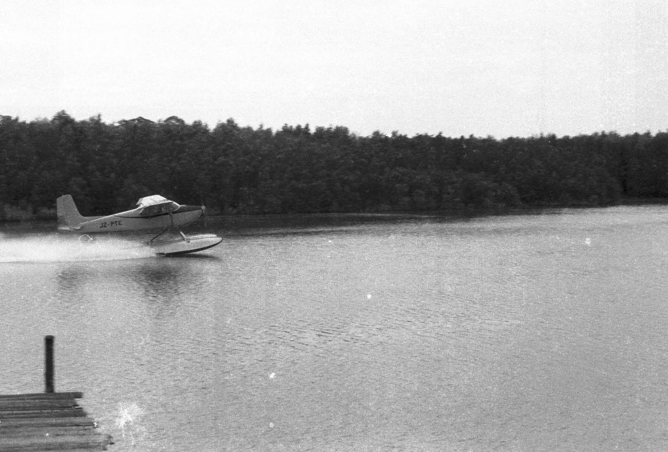 BD/133/329 - 
Landing van een vliegtuig op het water
