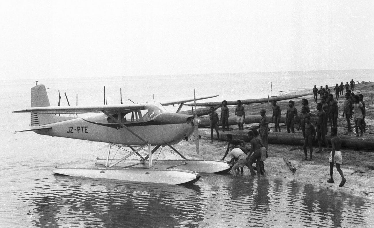 BD/133/330 - 
Landing van een vliegtuig op het water

