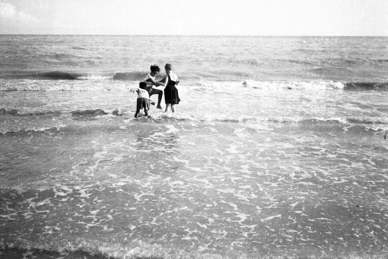 BD/133/33 - 
Children playing in the surf
