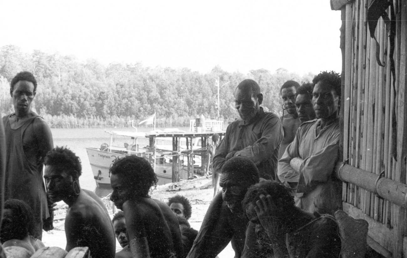 BD/133/377 - 
Groepsfoto van mannen bij haven
