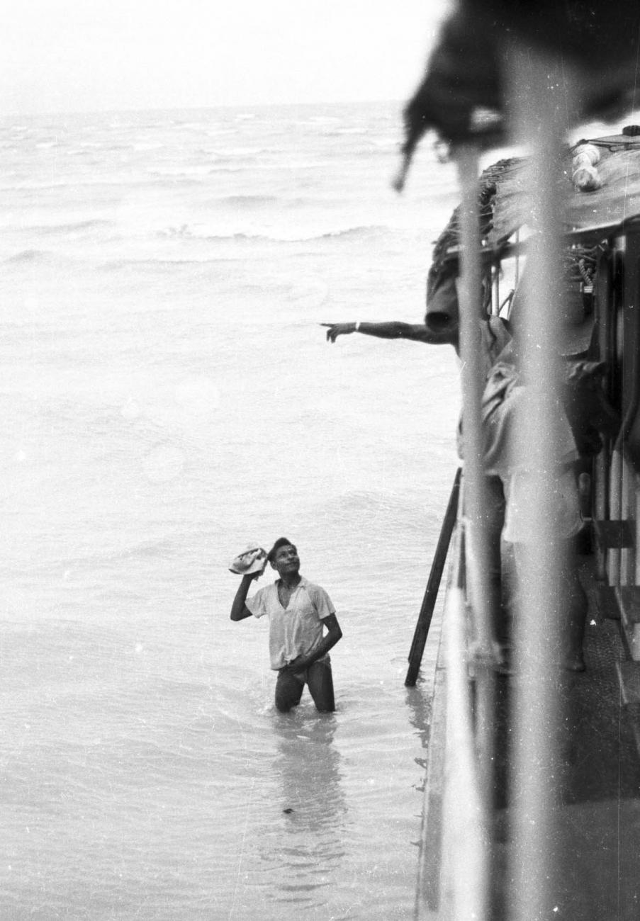 BD/133/387 - 
Man wadend door het water
