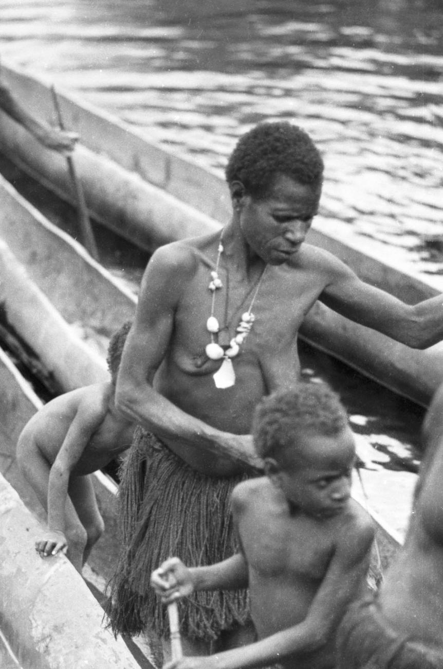 BD/133/426 - 
Tocht Merauke-Kepi-Cookrivier vv: Vrouw met kinderen in een prauw
