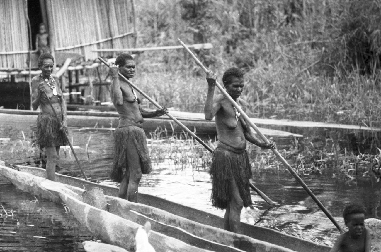 BD/133/427 - 
Tocht Merauke-Kepi-Cookrivier vv: Vrouwen in een prauw
