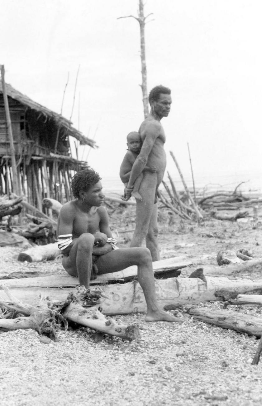 BD/133/42 - 
Tocht Merauke-Kapi: Opname van twee Marind_anim mannen met peuter op rug
