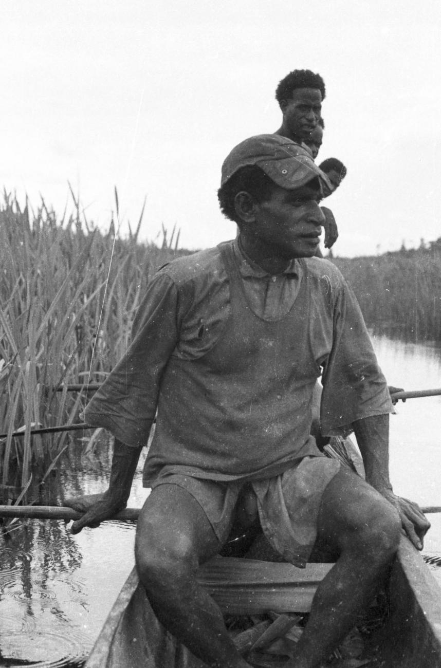 BD/133/432 - 
Tocht Merauke-Kepi-Cookrivier vv: Portret van een man in een prauw

