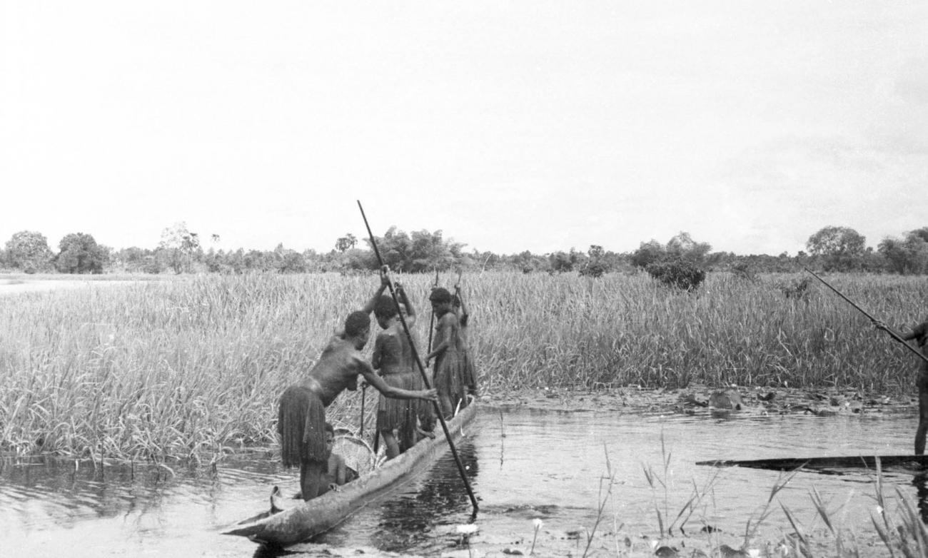 BD/133/433 - 
Tocht Merauke-Kepi-Cookrivier vv: Mannen in een prauw
