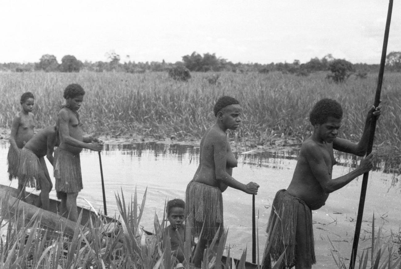 BD/133/436 - 
Tocht Merauke-Kepi-Cookrivier vv: Vrouwen met kinderen in een prauw in het riet
