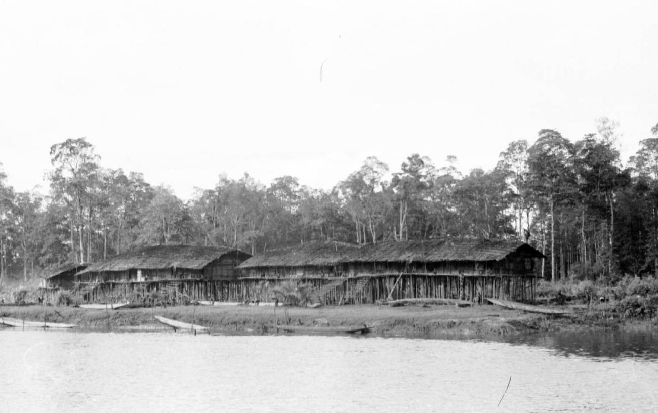 BD/133/43 - 
Trip Merauke-Kapi: settlement on the river
