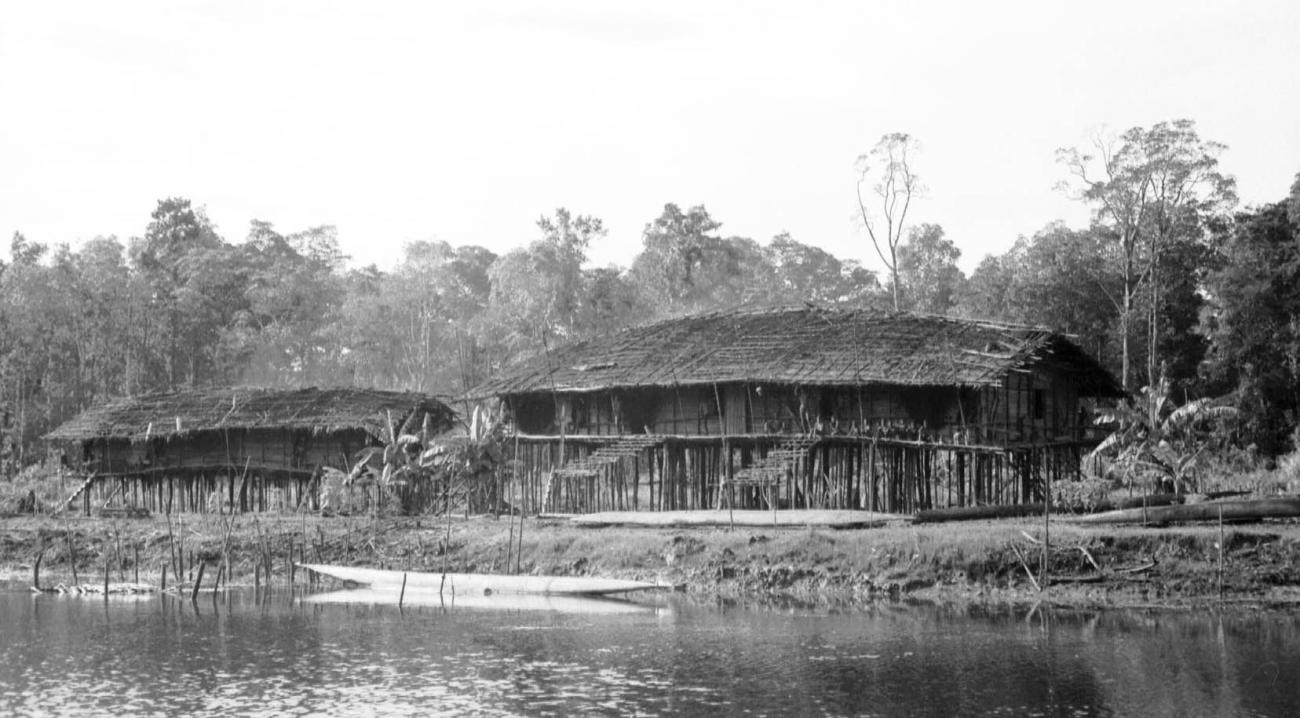 BD/133/44 - 
Tocht Merauke-Kapi: Nederzetting aan de rivier
