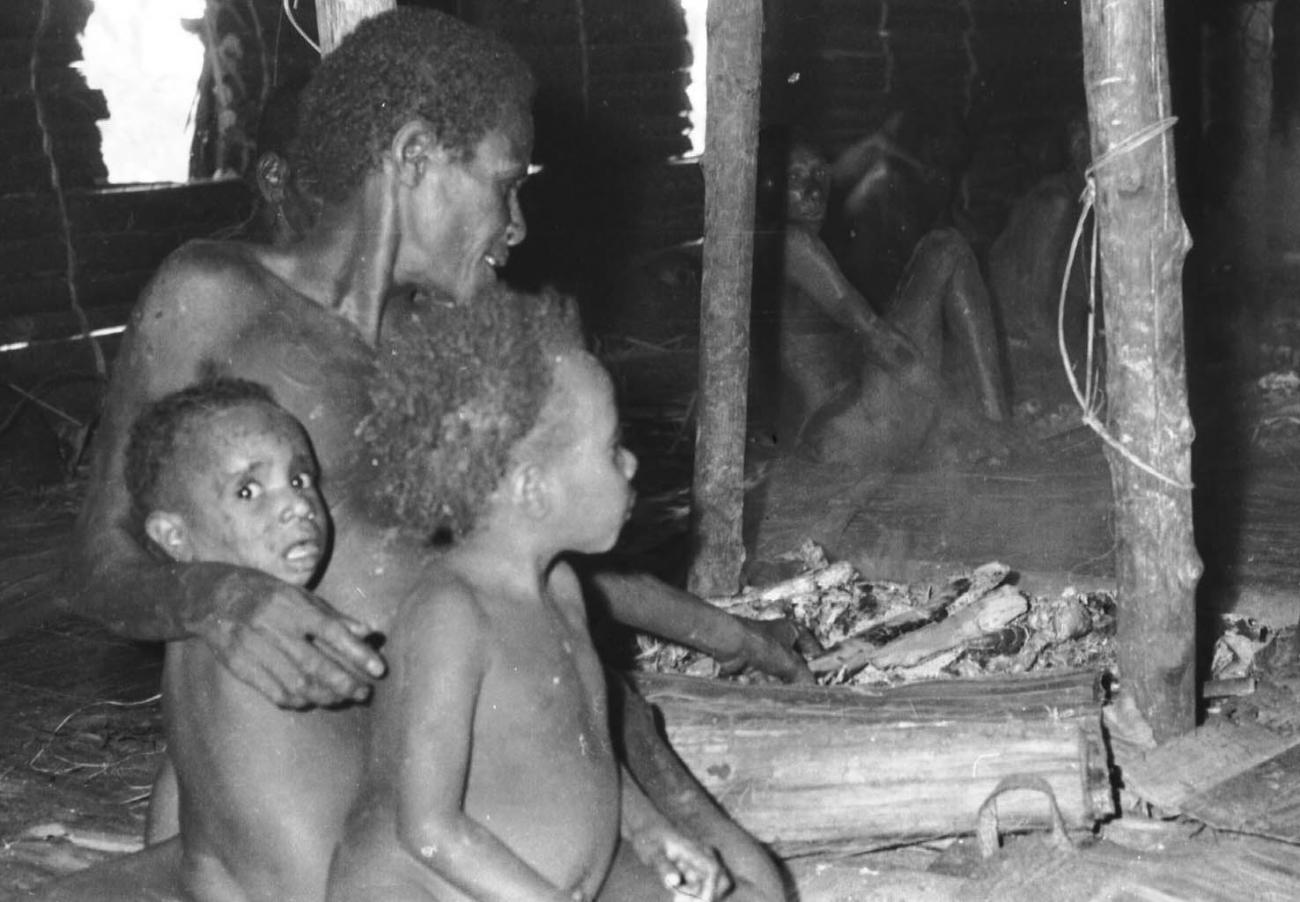 BD/133/51 - 
Trip Merauke-Kapi: Woman with two children in a house
