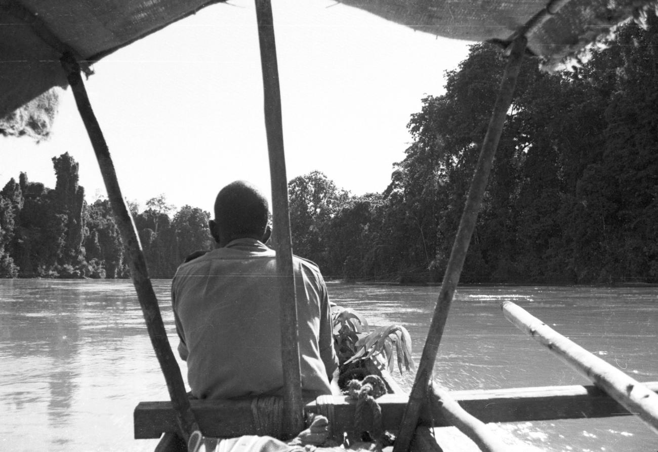 BD/133/568 - 
Zittend in een boot op de rivier
