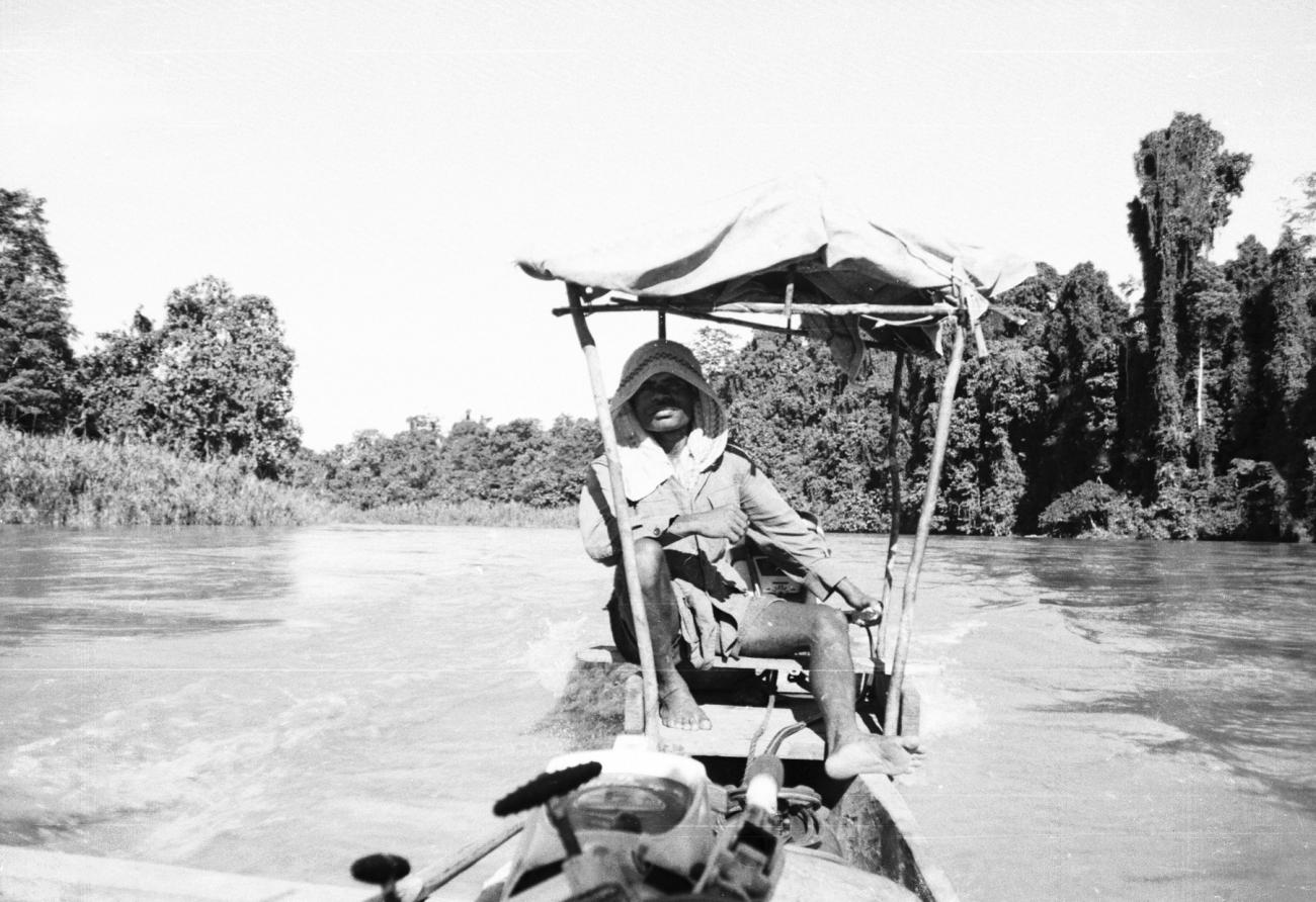 BD/133/569 - 
Zittend in een boot op de rivier
