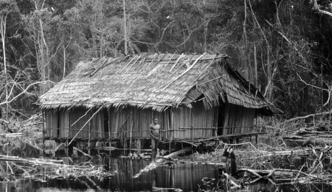 BD/133/57 - 
Tocht Merauke-Kapi: Een huis aan het water
