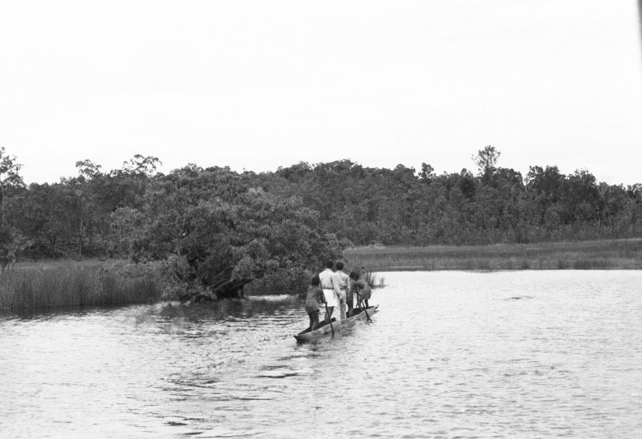 BD/133/648 - 
Papoea-mannen en westerse mannen varend in prauw
