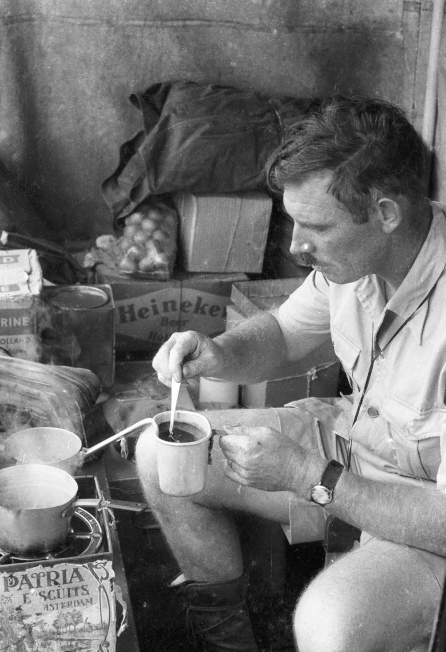 BD/133/649 - 
Westerse man maakt koffie in keukentent
