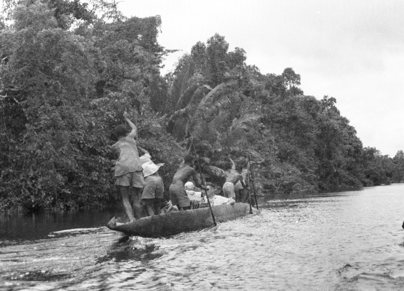 BD/133/662 - 
Prauw met Papoea&#039;s en een westerling, achter-aanzicht
