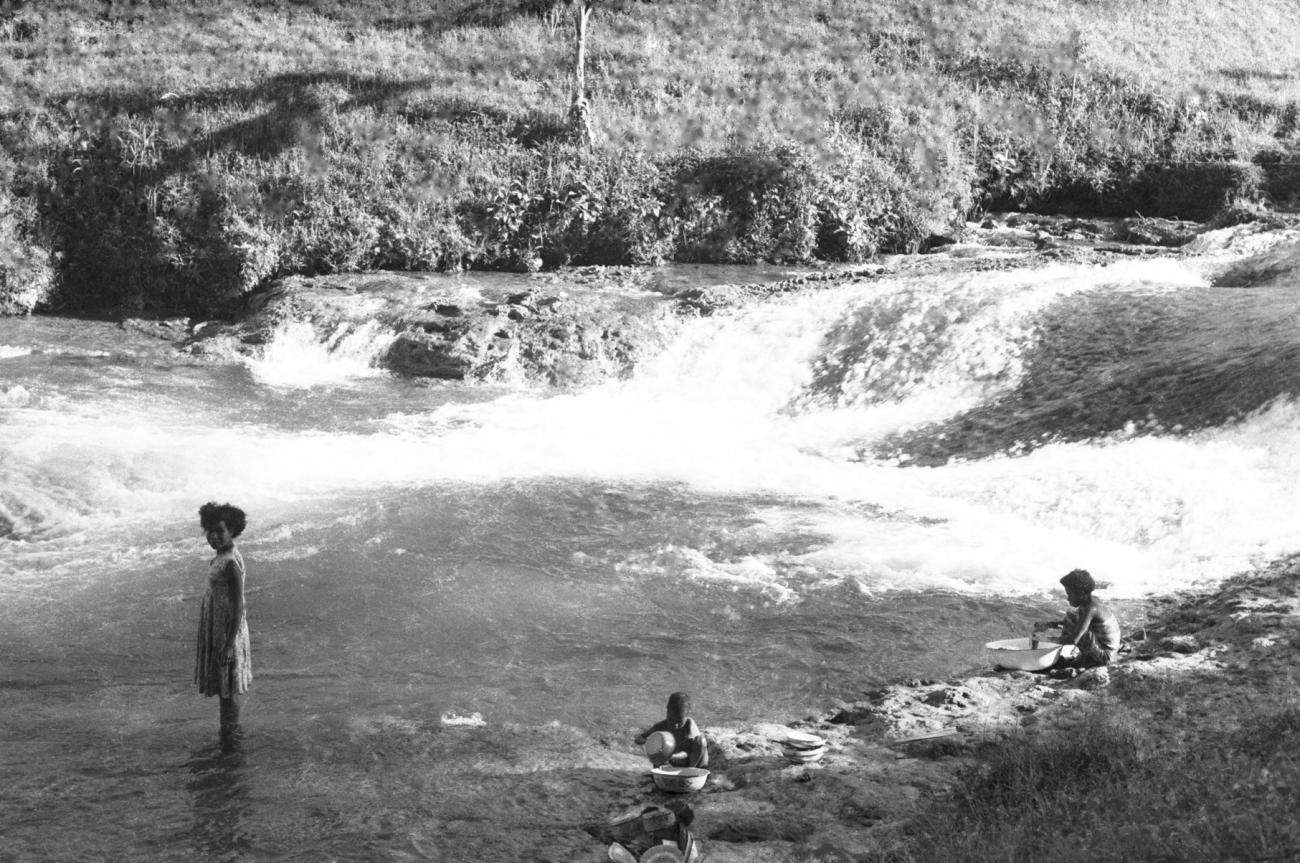 BD/133/678 - 
Papoea-kinderen aan het wassen/schoonmaken bij een stroomversnelling in de rivier
