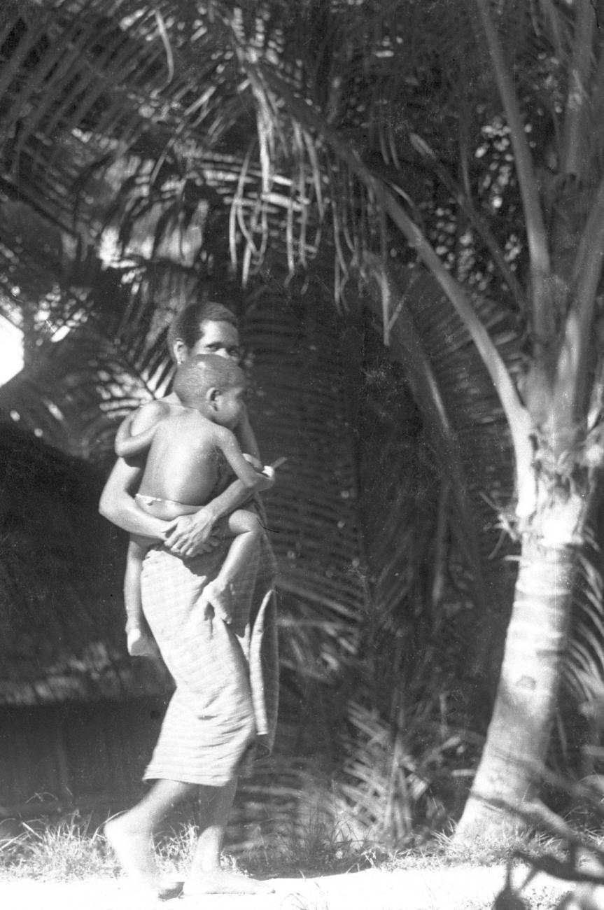 BD/133/684 - 
Papoea-vrouw met kind tegen haar heup
