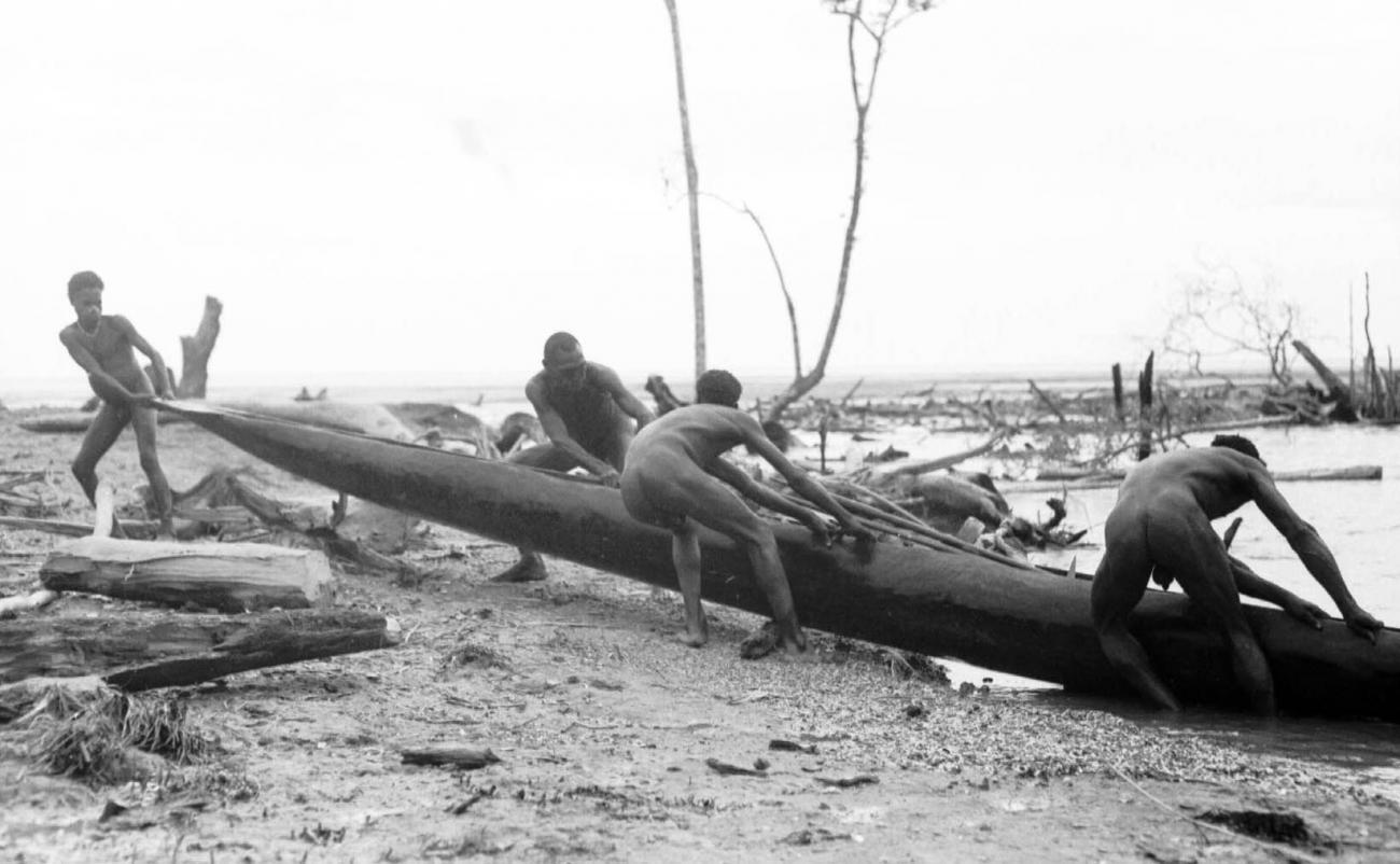 BD/133/70 - 
Tocht Merauke-Kapi: Mannen die een prauw uit het water halen
